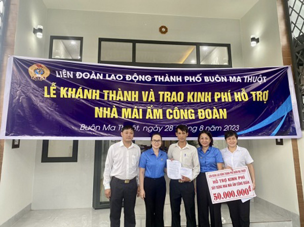 LĐLĐ Buôn Ma Thuột hỗ trợ kinh phí nhà Mái ấm Công đoàn cho  đoàn viên CĐCS Toà án nhân dân thành phố Buôn Ma Thuột